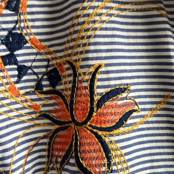 Embroidered button up blouse - Picture 4 of 5